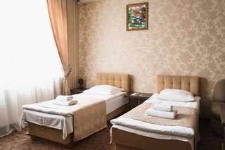 Отель Гостиничный Комплекс Глобус Тернополь Двухместный номер с 2 отдельными кроватями-1