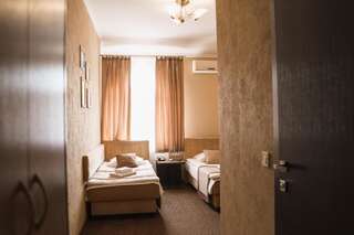 Отель Гостиничный Комплекс Глобус Тернополь Стандартный двухместный номер с 2 отдельными кроватями-10